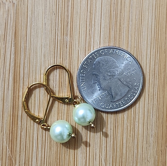 Hand Crafted Elegant Pastel Green  Pearl Drop Earrings Pierced - Picture 2 of 7